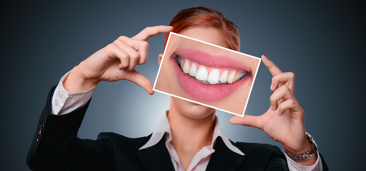 Comment_avoir_des_dents_blanches_pour_un_sourire_à_la_mode_?