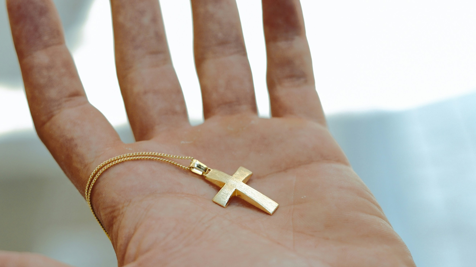 Offrir une croix : un cadeau chargé de sens pour vos proches